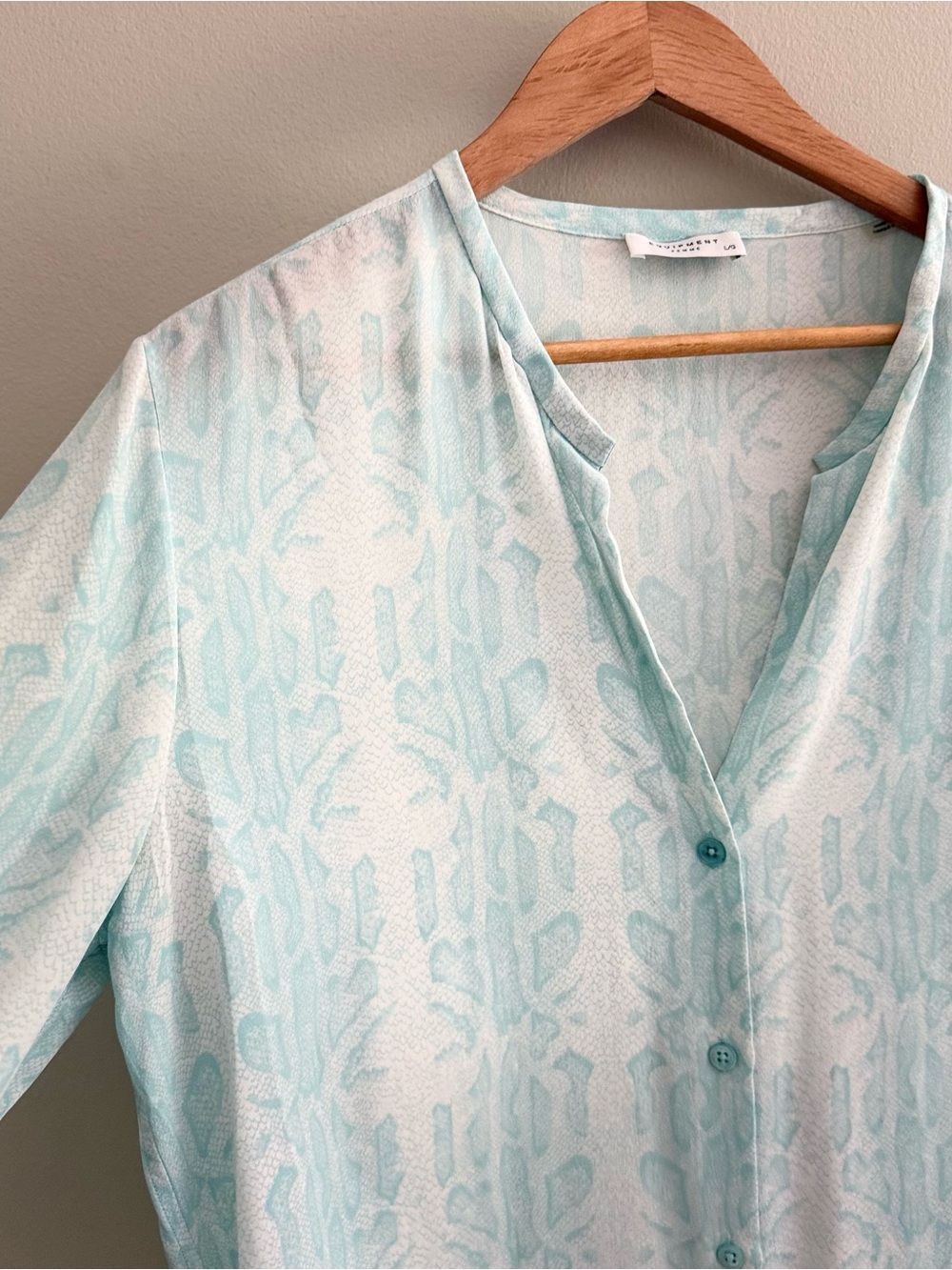 Equipment Femme Silk Reptile Snakeskin Print Aqua White Blouse size Large - Picture 4 of 5